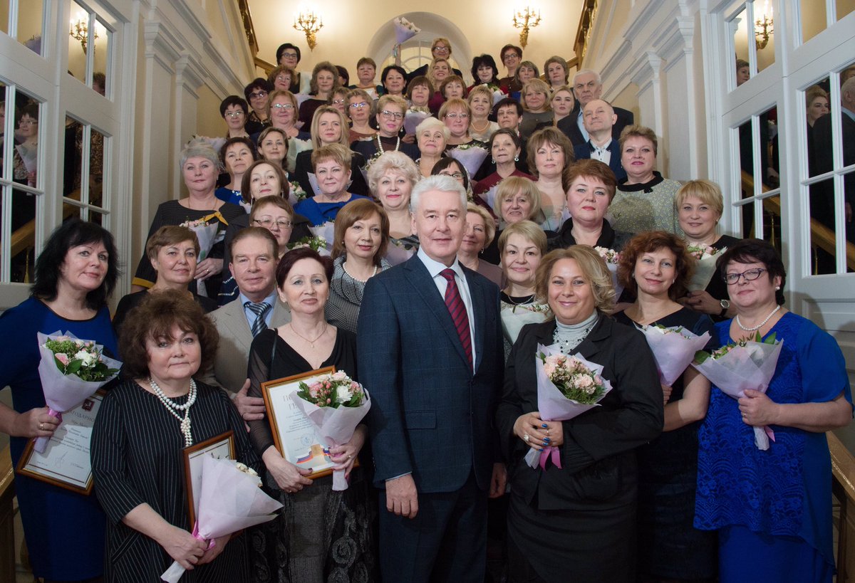 MosSobyanin's tweet image. Это лучшие соцработники Москвы прошлого года. А всего в социальной защите работают больше 40 тысяч человек. У нас огромная сеть учреждений, которые помогают семьям, детям, инвалидам, пенсионерам, людям без крова. Больше половины городского бюджета идет именно на социальные нужды.