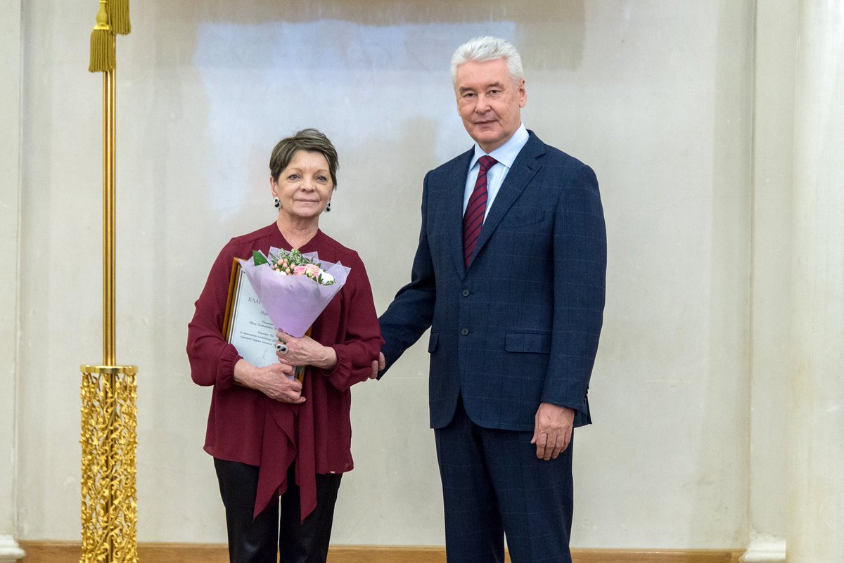 MosSobyanin's tweet image. Это лучшие соцработники Москвы прошлого года. А всего в социальной защите работают больше 40 тысяч человек. У нас огромная сеть учреждений, которые помогают семьям, детям, инвалидам, пенсионерам, людям без крова. Больше половины городского бюджета идет именно на социальные нужды.
