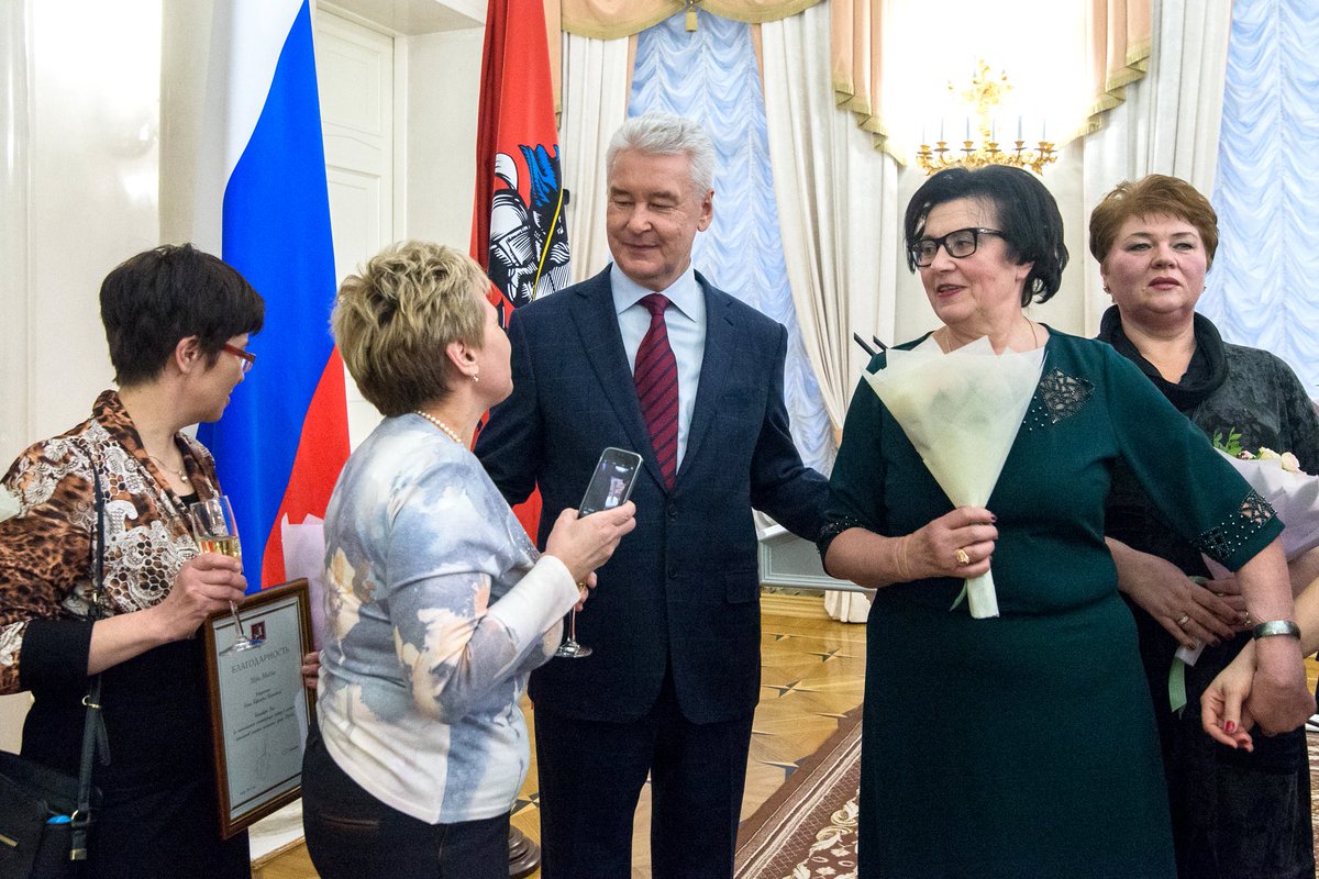 MosSobyanin's tweet image. Это лучшие соцработники Москвы прошлого года. А всего в социальной защите работают больше 40 тысяч человек. У нас огромная сеть учреждений, которые помогают семьям, детям, инвалидам, пенсионерам, людям без крова. Больше половины городского бюджета идет именно на социальные нужды.