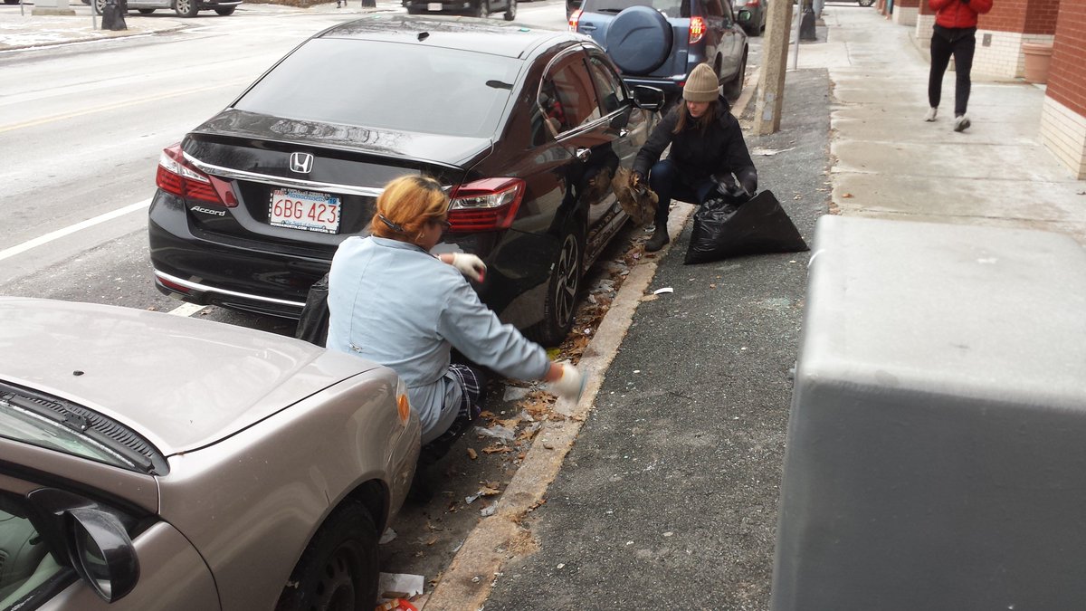Amazing #MLKDay w @LISC_BOSTON #AmeriCorps volunteers at BHA Mildred Hailey Apts &amp; cleaning debris from #CentreStreet
