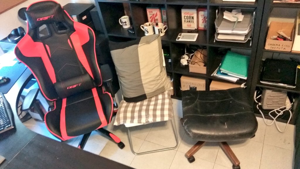 TheOliSR's tweet photo. La evolución de mi silla gamer. 
Acabo de ganar años de una mejor espalda https://t.co/B5WDOYkhsU