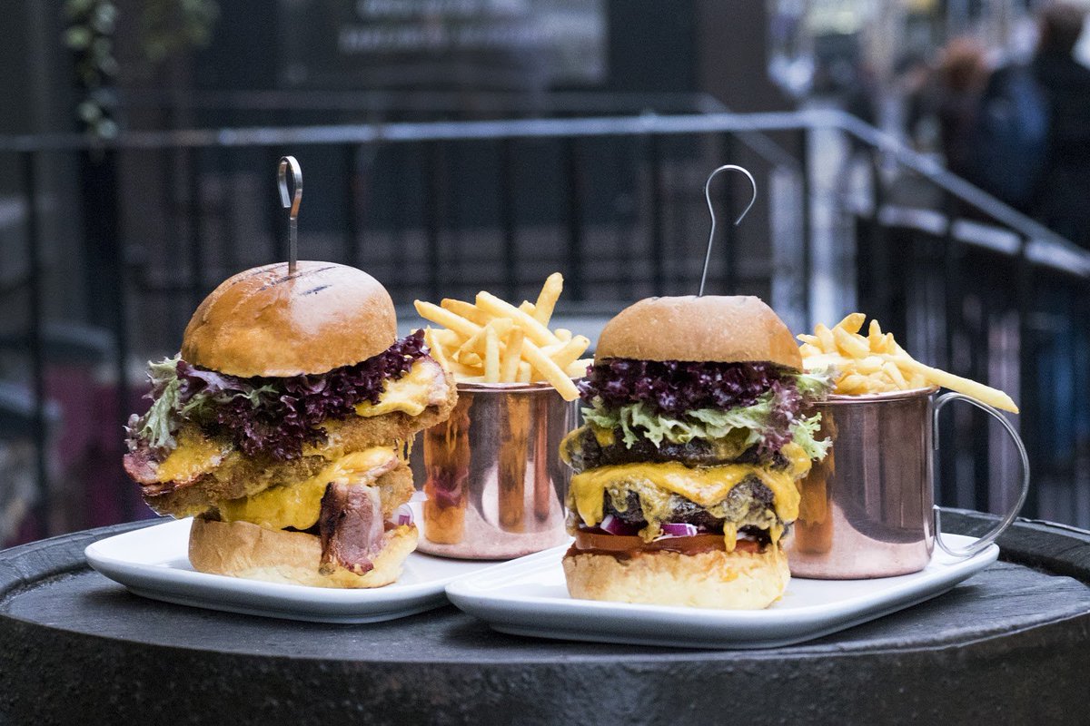 Which beast of a burger is better, chicken or beef? 
We’ll let you be the judge. 

To book, call 0131 466 1779 or visit lebowskis.co.uk/edinburgh/rese…

#awayoflife #Lebowskis #lebowskisedinburgh #burgers #whiterussian #TheDude #edinburghpub #edinburghlife #burger #chickenorbeef