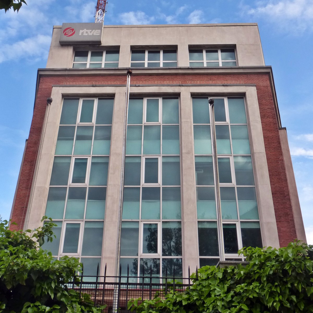 acerouno_'s tweet photo. Renovarse o morir también se aplica a los edificios. Como muestr tenemos el edificio del NO-DO se convertirá en el Museo del Cine. @canalpatrimonio nos cuenta los detalles en su #blog  #restauracion #conservacion #Historia #Madrid #NODO https://t.co/6yN5PaLdCi https://t.co/sLrmoZxpmy