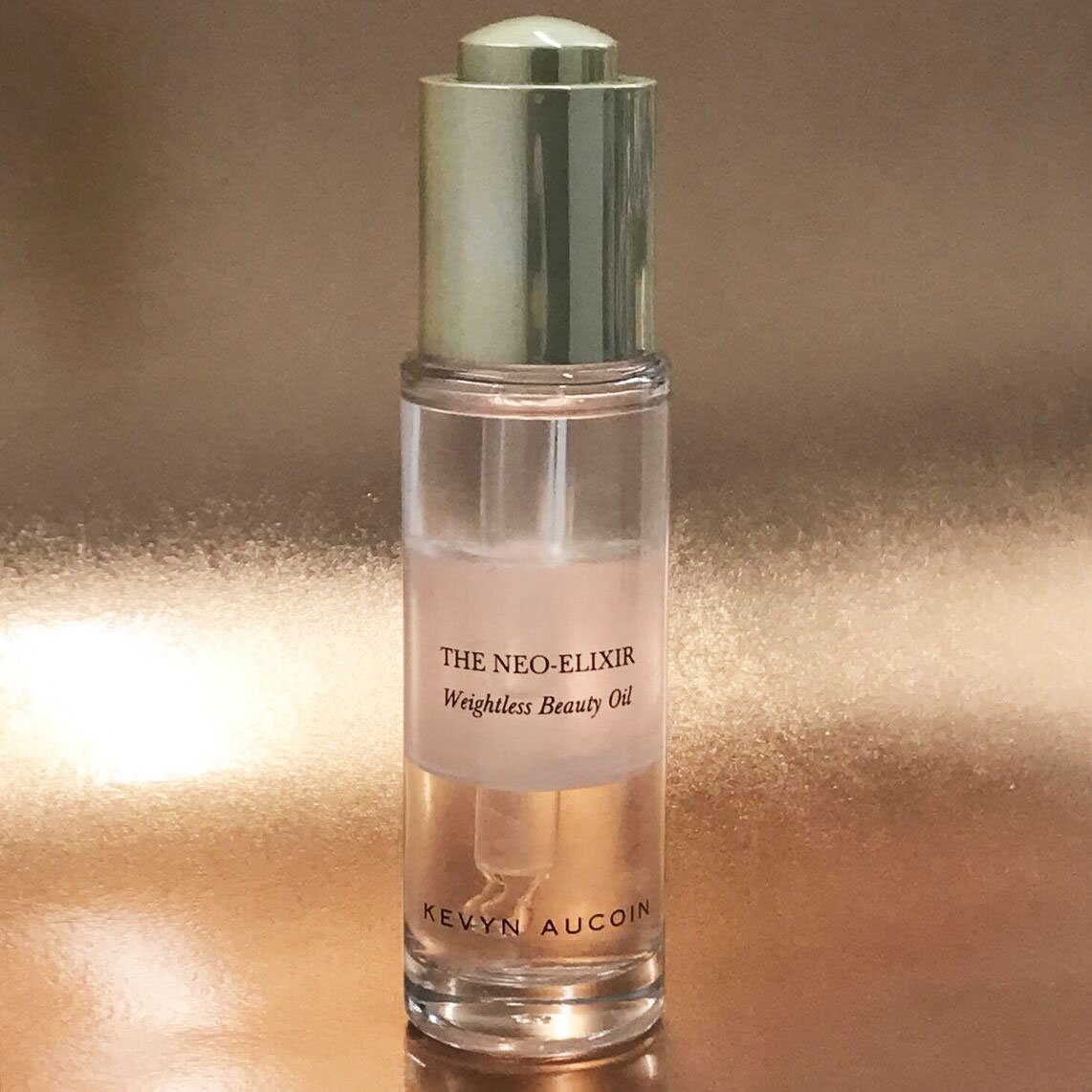 kevyn_aucoin's tweet photo. Prime, hydrate, and highlight with the first ever tri-phase liquid highlighting oil. Find The Neo Elixir Weightless Beauty Oil only @space_nk! π« #NeoElixir https://t.co/7QzDcMtjKv