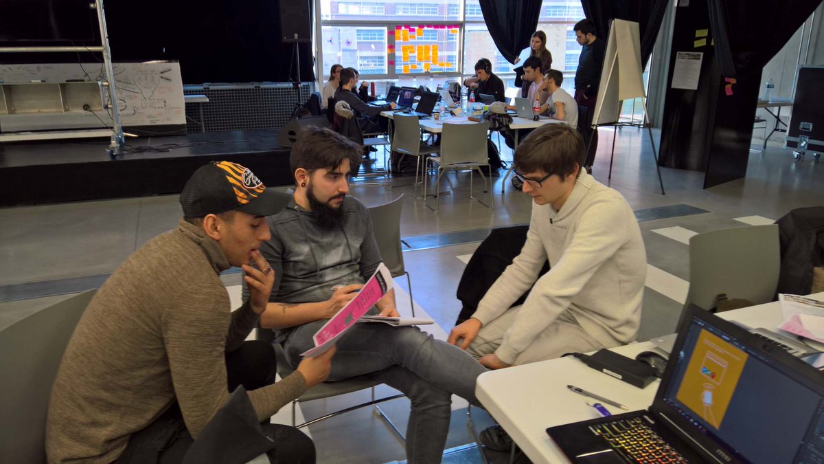 stick_nshare's tweet photo. La team comm' en pleine discussion pour l'affiche de notre produit ! #SI2018 https://t.co/AidOarnQma