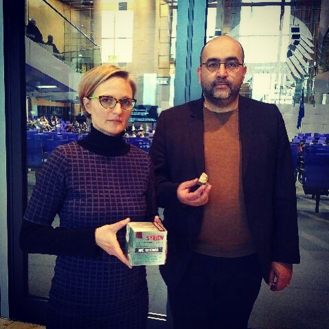 SdeWijs's tweet photo. .@fbrantner + @nouripour hold pieces of bombed Aleppo. Tragic symbol of the international community’s failure to protect civilians. And with ongoing sieges + attacks on civilians, also a timely reminder of regime crimes against own people, with Russian +Iranian support #withSyria https://t.co/FDqGla58By