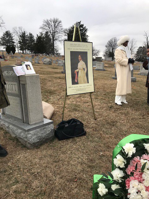 akaxisigmaomega's tweet photo. Nellie Quander's plot and wreath along with a signed copy of the Nellie Quander Centennial poster and history book. #XiSO #AKA1908 https://t.co/xLafRapzRp