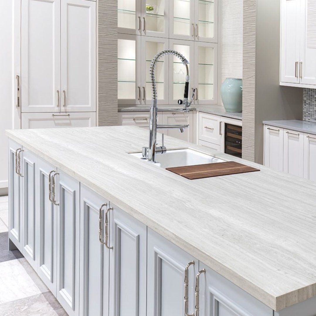 marvagallerias's tweet image. The magic of Monochrome.

#KitchenDesign #ExtraordinarySurface #MonochromeKitchen #WhiteKitchen #WednesdayWisdom

[Island: @Neolith_ Strata Argentum | Designed by Kay Design Studio | Fabricated by Visionary Stoneworks | Photographed by Dámaso Pérez, Fototec]