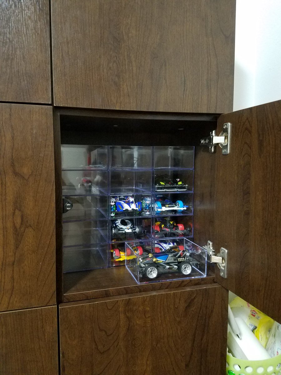 登り龍の尾 コースも無く走らせに行くことなく ただ作りたかったから作っただけみたいな ここ最近のミニ四駆 を仕舞い込むのも勿体ないから 以前見たセリアのケースで見える収納にすることにした さて ここの棚もミニ四駆にしたのでベイブレードどこに