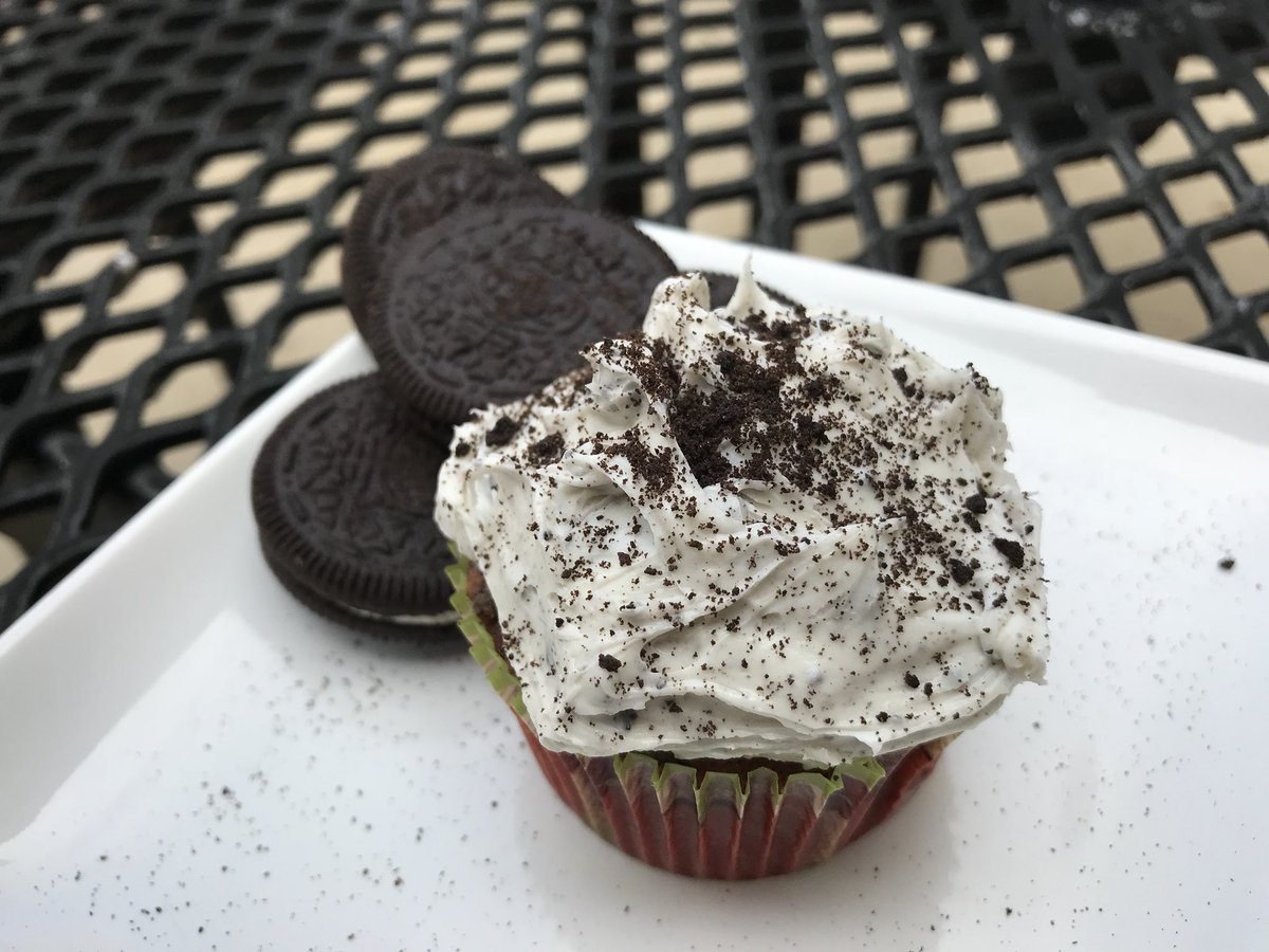 RoyalCupcakes14's tweet photo. I’m a 21 year old baker who has an at home bakery in Chattanooga, TN. I make cupcakes, muffins &amp; chocolate covered treats! A retweet could help me build my business and reach new customers!✨ https://t.co/iCR5DpcxAT