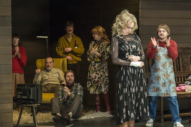 Bei uns ist noch bis Ende Januar Weihnachten! Alan Ayckbourns schrille Weihnachtskomödie SCHÖNE BESCHERUNGEN spielen wir z.B. am 25.1. wieder. Karten gibts hier: bit.ly/2EPYeKP