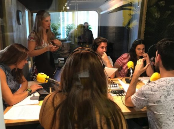rf_ventura's tweet photo. linkbyuma Linkers Radiofónicos!! 📻 
Ha llegado el final de la 2ª Temporada de #LinkingPodcast 🤩
Hablamos de nuestro taller de emprendimiento, financiación o la historia de nuestras startups... Sintonizad ya!!
No os perdáis la sorpresa de despedida de… https://t.co/5Yasz3D6GH