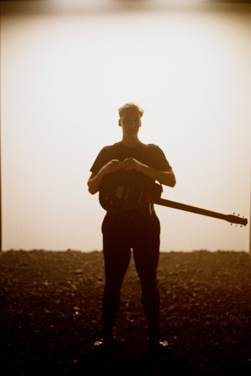 george_ezra's tweet photo. My new track 'Paradise' is coming to the world wide web on Friday 19.01 🌻🎵 https://t.co/eoQdOMgVHF