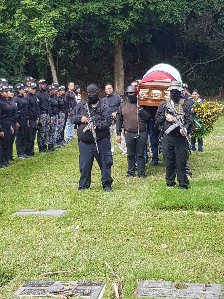 DolarToday's tweet photo. Con honores militares y policiales fué enterrado "El Hiekel" jefe del colectivo "Las Tres Raíces" del 23 de Enero. la GNazi realizó salva de 21 cañonazos con 7 pizzas de Culería https://t.co/qzGqNTBY5v