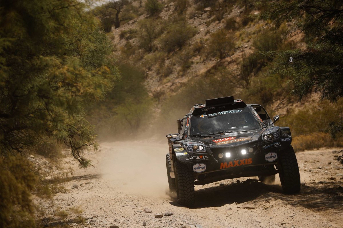 Still going strong 👊🏻 Flying through the dunes of Fiambala 🇦🇷 👏🏻#Dakar2018
Wp4 +01:00:26 behind the winner <a href="/b_tenbrinke/">Bernhard ten Brinke</a>  👊🏻
