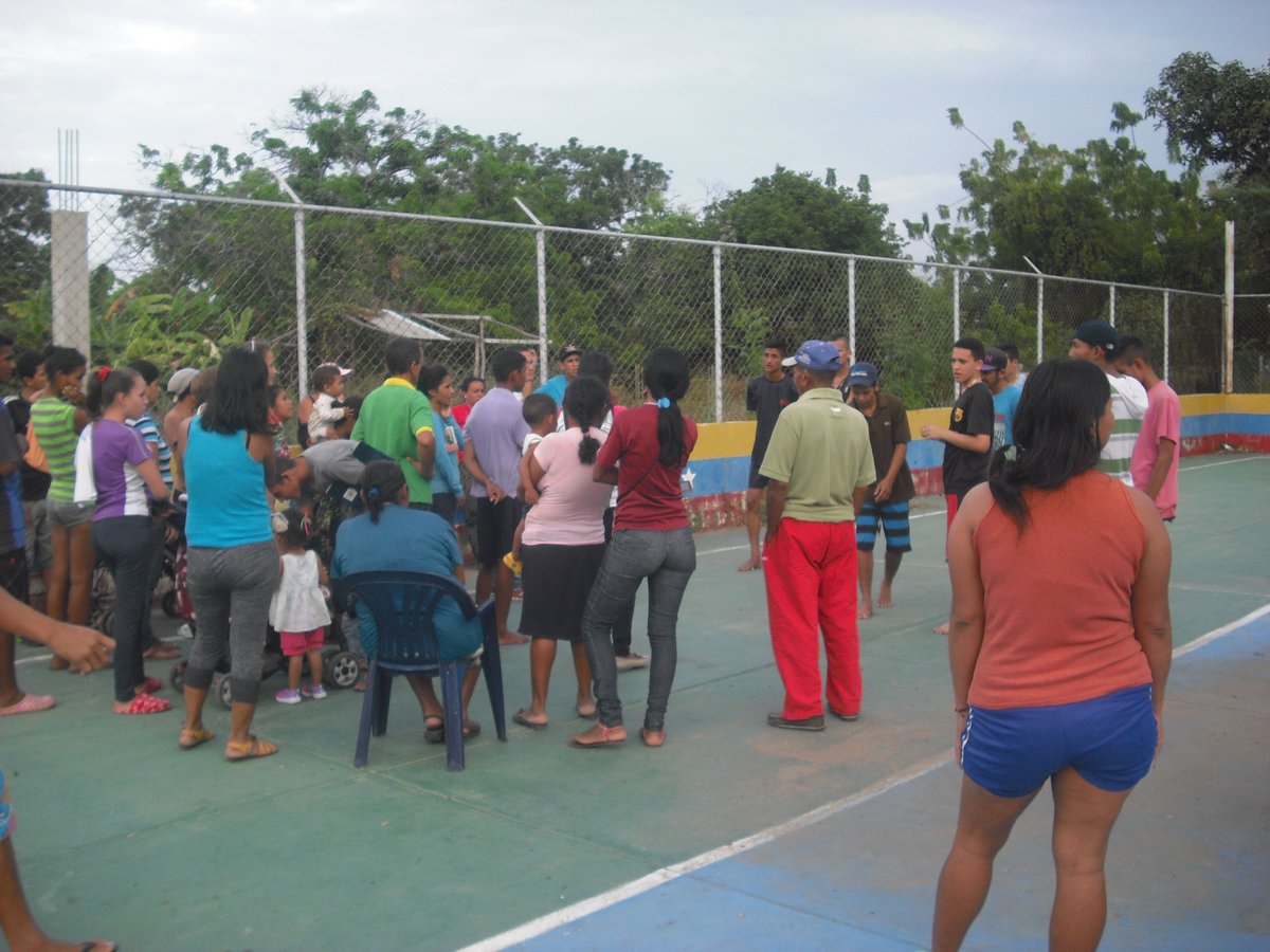 ONACapistrano's tweet photo. Sucede Hoy; El dia de ayer se realizo asamblea com la comunidad de las casitas viejas para sacar equipos de limpieza para los espacios deportivos siguiendo la orientación del comisionado regional de la ONA de la mano de nuestro alcalde Revolucionario Alexander Nasser https://t.co/pe3jydHlzr