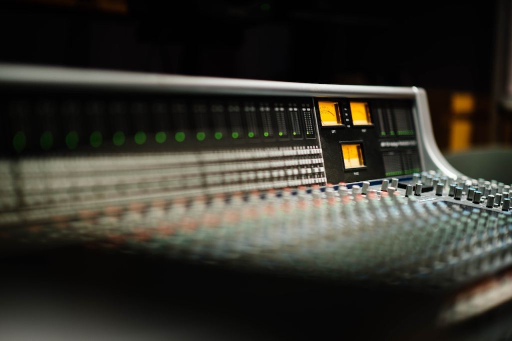SharpShutterCo's tweet photo. This Video Brilliantly Explains the Importance of Sound Design in Movies https://t.co/9zfeOOc4Mz https://t.co/xPMyGE1gSc