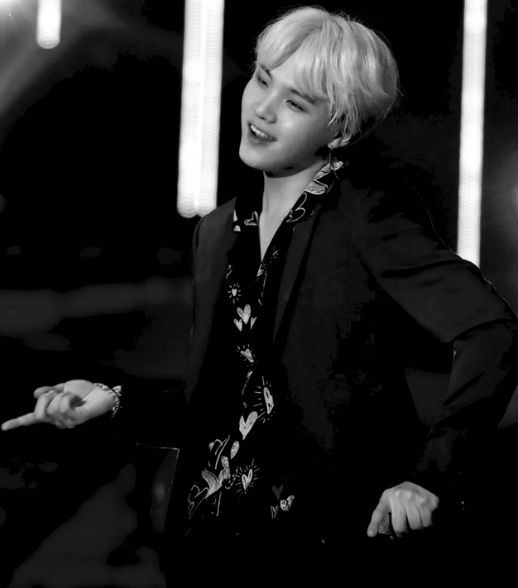 Joshph10's tweet image. • ❪ MYGO93         ＠αgustd❜ ━ “이름, 이름!” sorrч bαe “발음, 발음!” sorrч bαe : ▸ when ı wαke up ın mч room 난 뭣도 없지 해가 지고 난 후 비틀대며 걷지❜