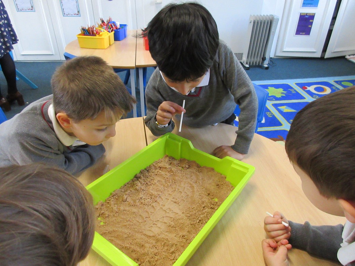 TheMallPrePrep's tweet image. Today Year 1 investigated why footprints disappear on Earth but not on the moon. In case you were wondering, it&apos;s all related to air and water...or rather the lack of it on the moon! #onesmallstepforaman #manonthemoon