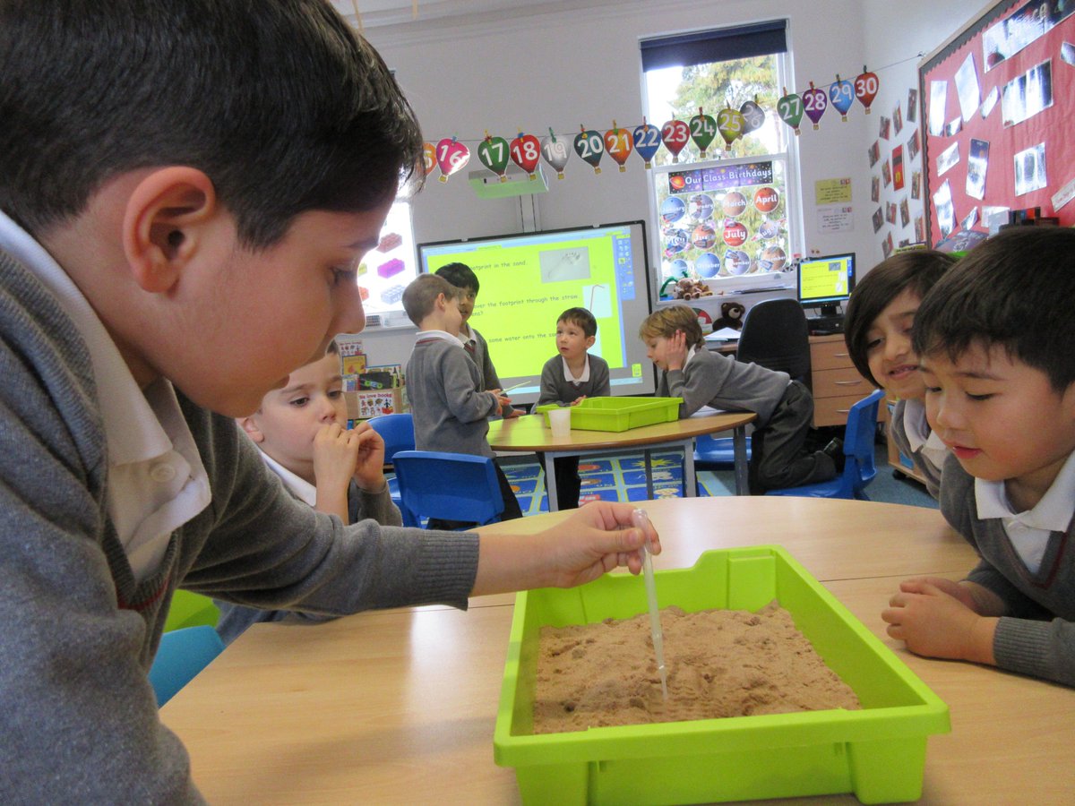 TheMallPrePrep's tweet image. Today Year 1 investigated why footprints disappear on Earth but not on the moon. In case you were wondering, it&apos;s all related to air and water...or rather the lack of it on the moon! #onesmallstepforaman #manonthemoon