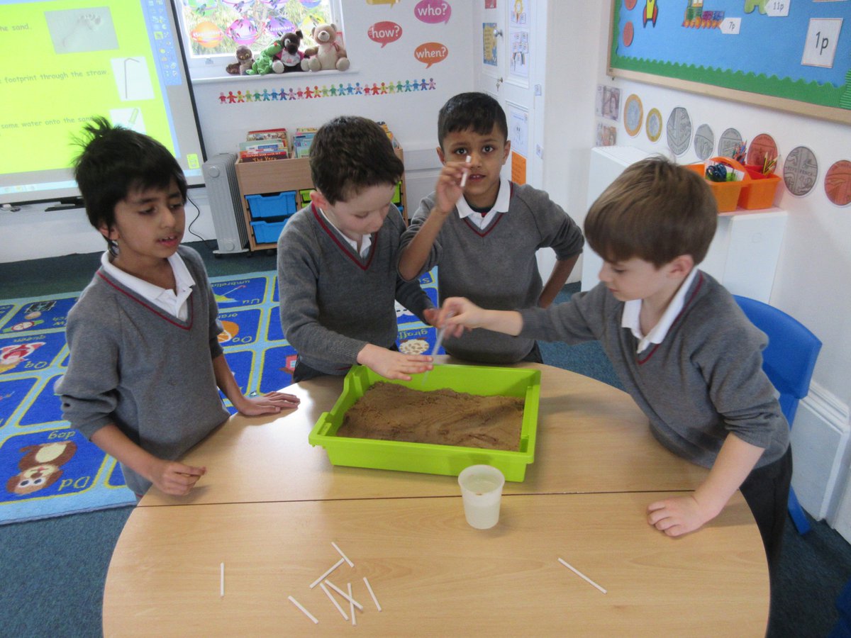 TheMallPrePrep's tweet image. Today Year 1 investigated why footprints disappear on Earth but not on the moon. In case you were wondering, it&apos;s all related to air and water...or rather the lack of it on the moon! #onesmallstepforaman #manonthemoon