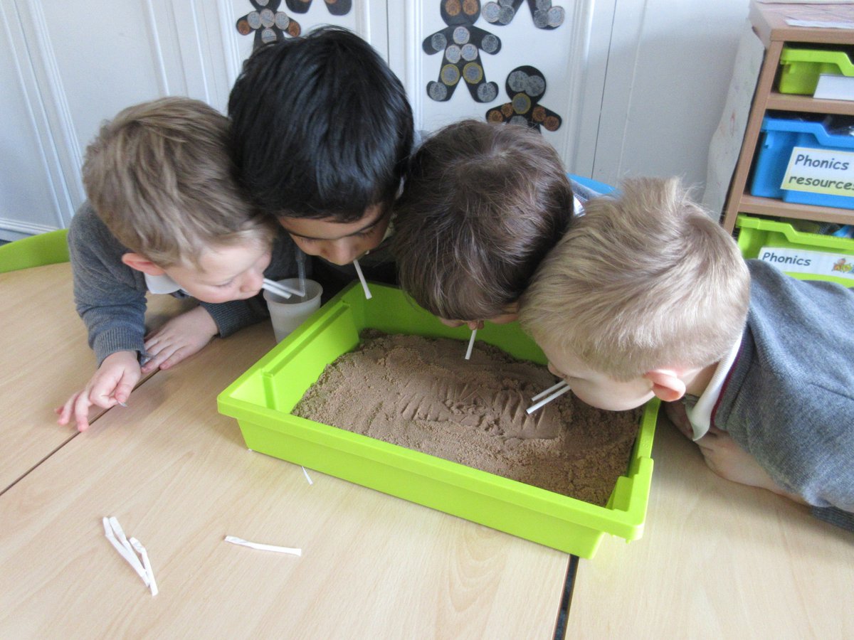 TheMallPrePrep's tweet image. Today Year 1 investigated why footprints disappear on Earth but not on the moon. In case you were wondering, it&apos;s all related to air and water...or rather the lack of it on the moon! #onesmallstepforaman #manonthemoon