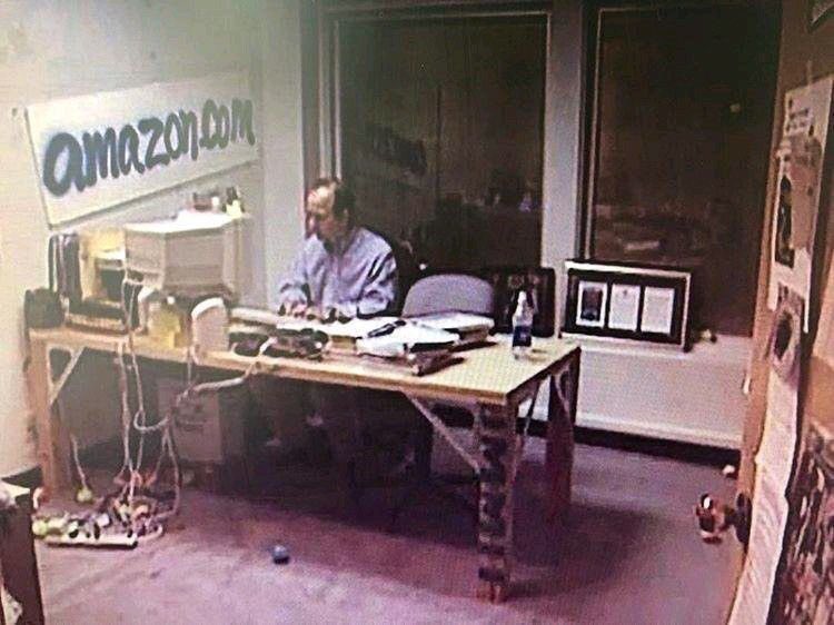 Fotos de Fatos on Twitter: "Jeffrey Bezos, proprietário da empresa Amazon,  em seu primeiro escritório, em 1995.… "
