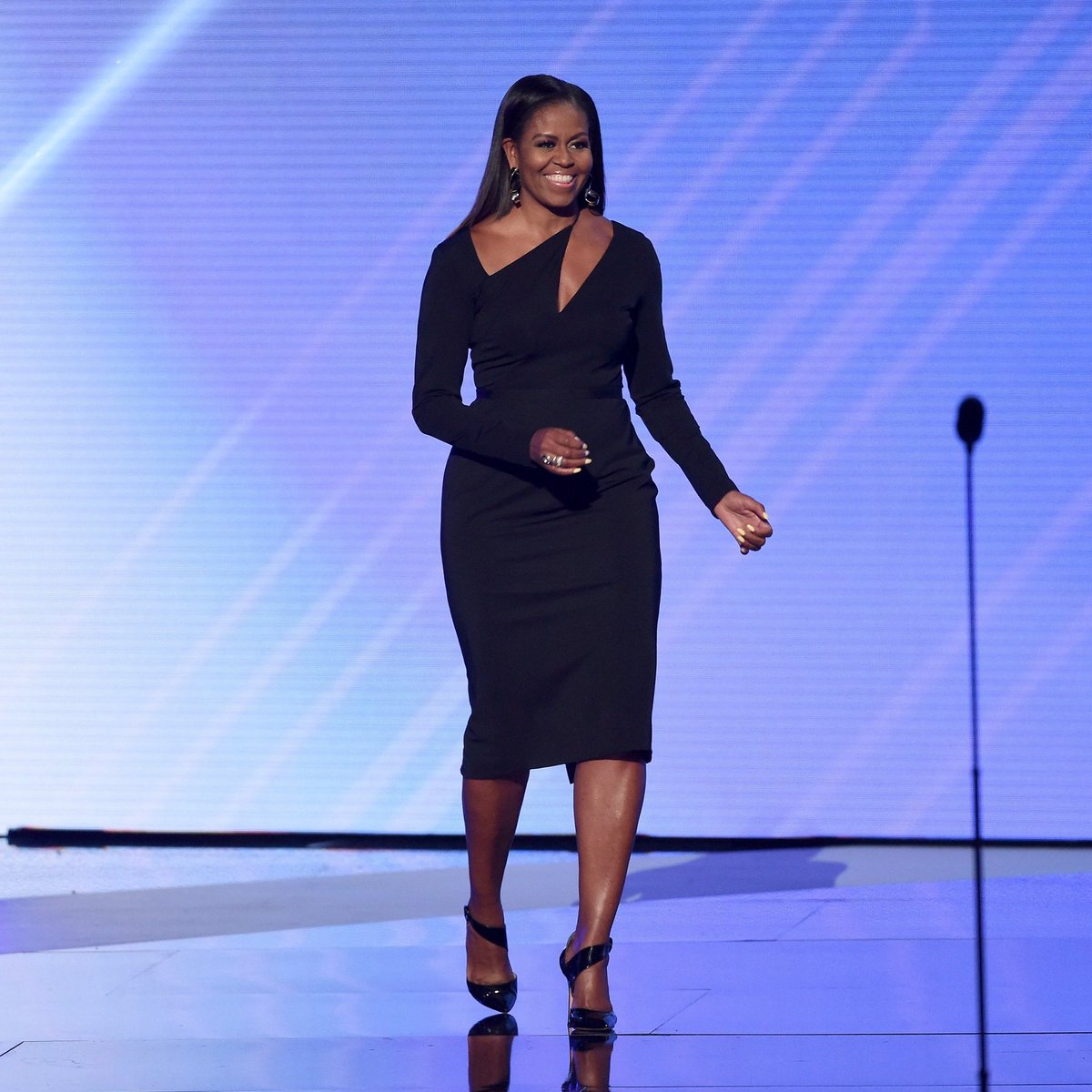 McJacqueline2's tweet photo. @LucySullivan888 And I love my most educated first lady in history and did all the hard work with clothes on. #44flotus is the best. Happy birthday classy lady✊🏿💕📚💃🏿🎉🎈🎂🎀 #MichelleObama https://t.co/lMsRt5W0lv