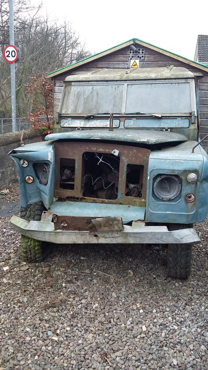 forth4x4's tweet image. IF YOUR LAND ROVER LOOKS LIKE IT NEEDS SOME HELP VISIT FORTH4X4.CO.UK #LANDROVER