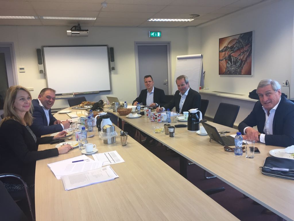De jury hard aan het werk, met discussie en een lach. #OPBollenstreek