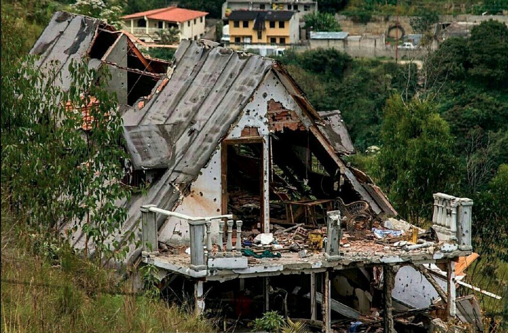 jcsosazpurua's tweet photo. Así quedó la casa desde donde un muchacho enviaba mensajes de principios y valores; usar las armas para proteger al pueblo, no para asesinarlo.  Así quedó la casa desde donde Óscar Pérez habló de Libertad. El régimen le respondió y así quedó la casa. Así es la Revolución. https://t.co/4YqwIvMDfS