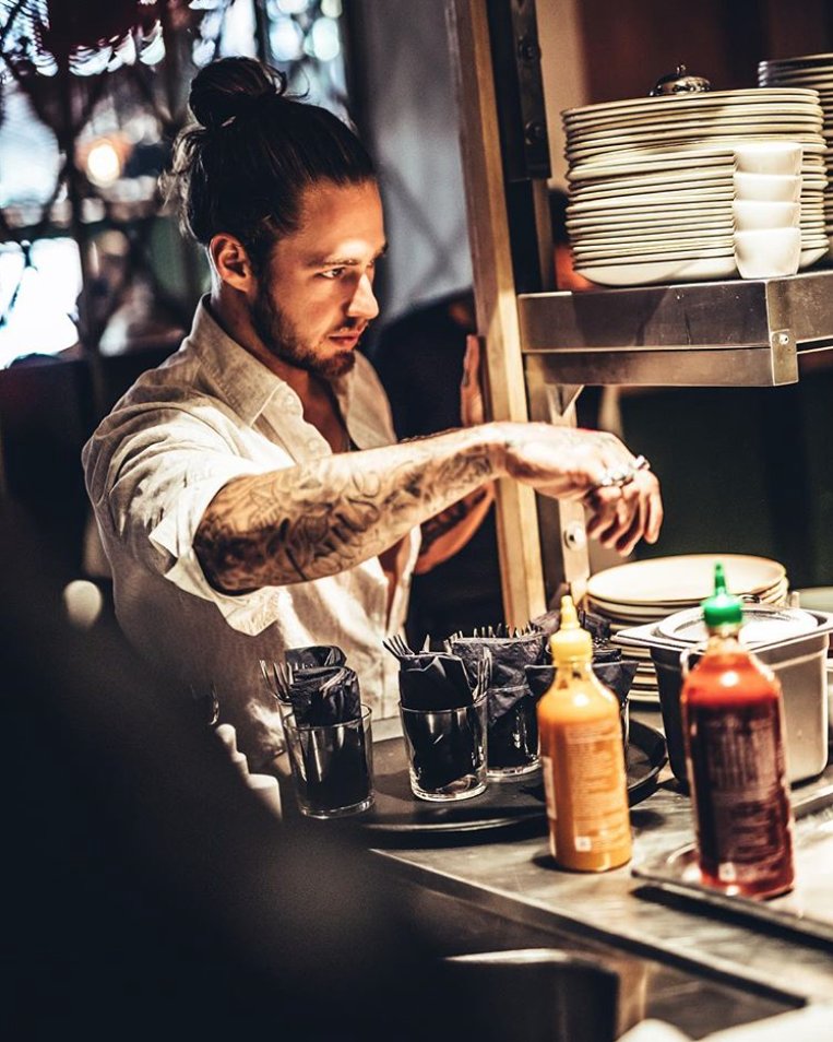 Image: <a href="/Chefmetlef/">What you got</a> 

Every #chef needs their #Sriracha.