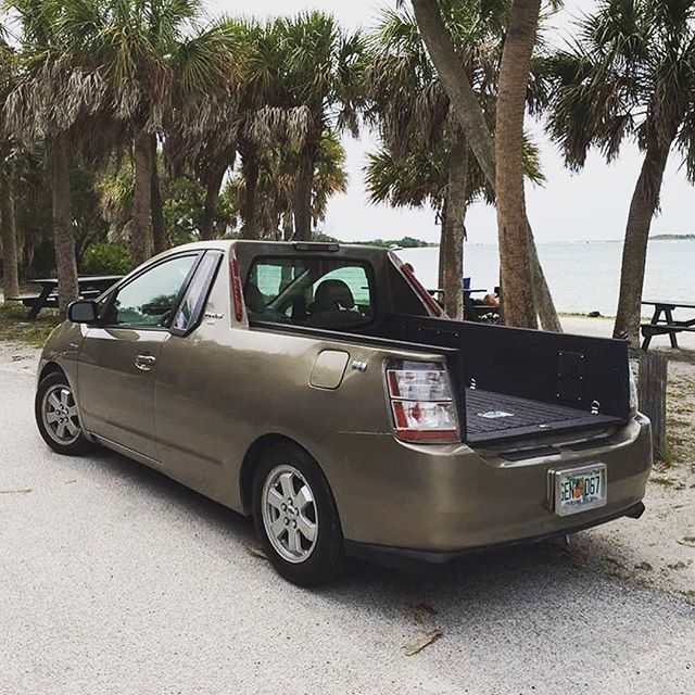 MotorHeadMama's tweet photo. Iโm glad I live in a world where Prius drivers do this & @badpriusdrivers captures it!
#rightin #prius #freakoftheweek
#cars #carculture https://t.co/NFxmVW5AnI https://t.co/WWOSBH98Sm