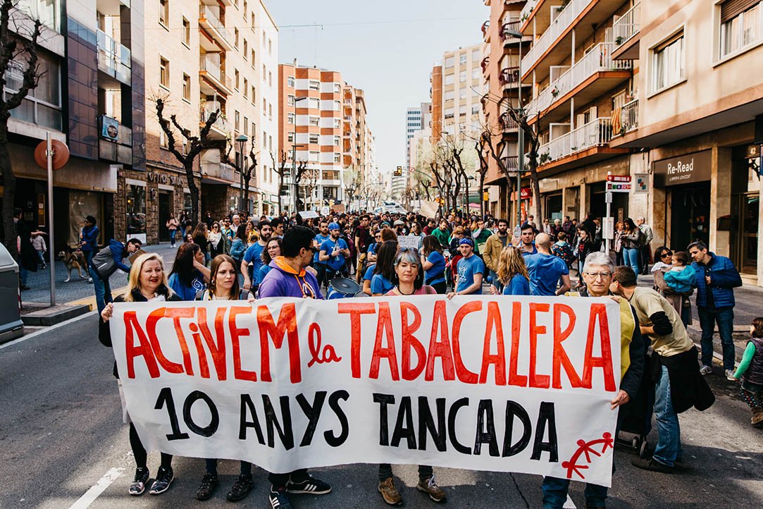 VIU a fons (@viuafons) on Twitter photo Demà 18 sortirà el VIU a fons #Tarragona de gener. Entre molts d'altres temes tractarem de l'estat de la #Tabacalera amb opinions enfrontrades entre l' <a href="/TGNAjuntament/">Ajuntament de Tarragona</a> i la plataforma <a href="/oppida_tgn/">Plataforma Oppida</a> , que demana un ús social i autogestionat de l'espai. Demà 18 sortirà el VIU a fons #Tarragona de gener. Entre molts d'altres temes tractarem de l'estat de la #Tabacalera amb opinions enfrontrades entre l' <a href="/TGNAjuntament/">Ajuntament de Tarragona</a> i la plataforma <a href="/oppida_tgn/">Plataforma Oppida</a> , que demana un ús social i autogestionat de l'espai.