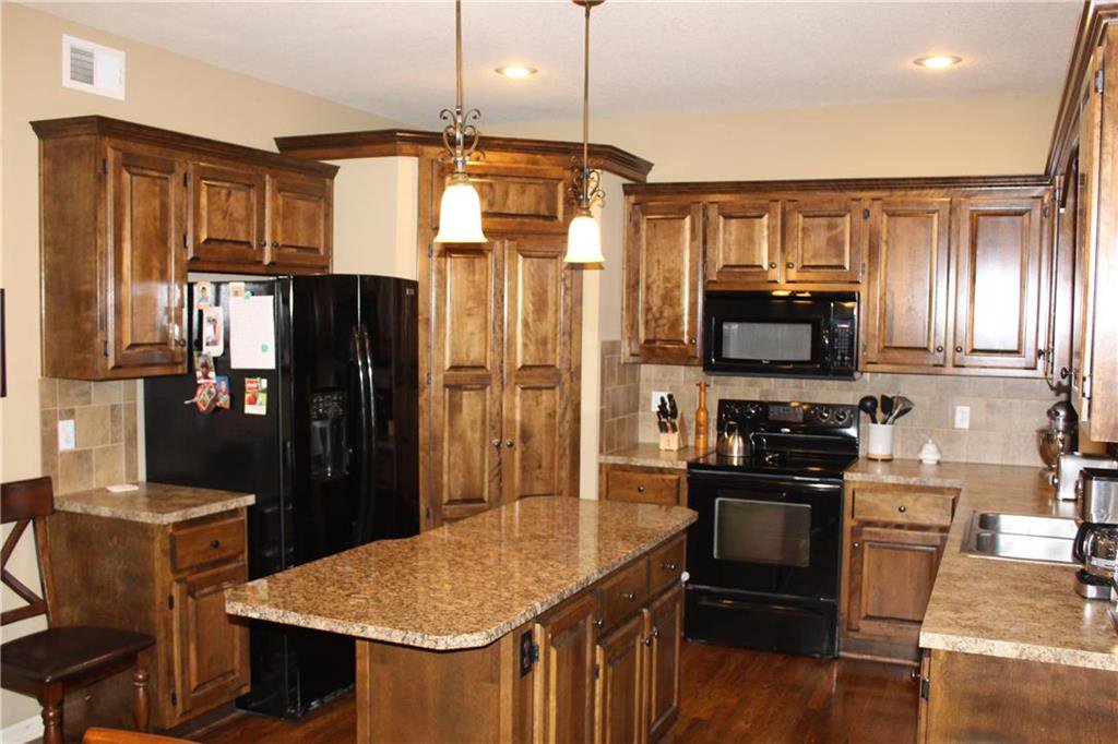 New Listing! Open house Thursday 4-6 1-18-17 Better not wait till Sunday as this is a great home and may be under contract. Info call me at 913-486-6341 Andy Wingfield

sa.kw.com/WAP/SharedProp… …
