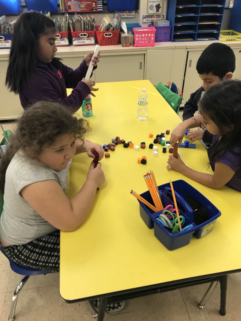 msdiazclase's tweet photo. Trabajando en grupos para contar números más grandes #DecenasYUnidades #weare44 #Madison44 https://t.co/jkwNaGQ5e5