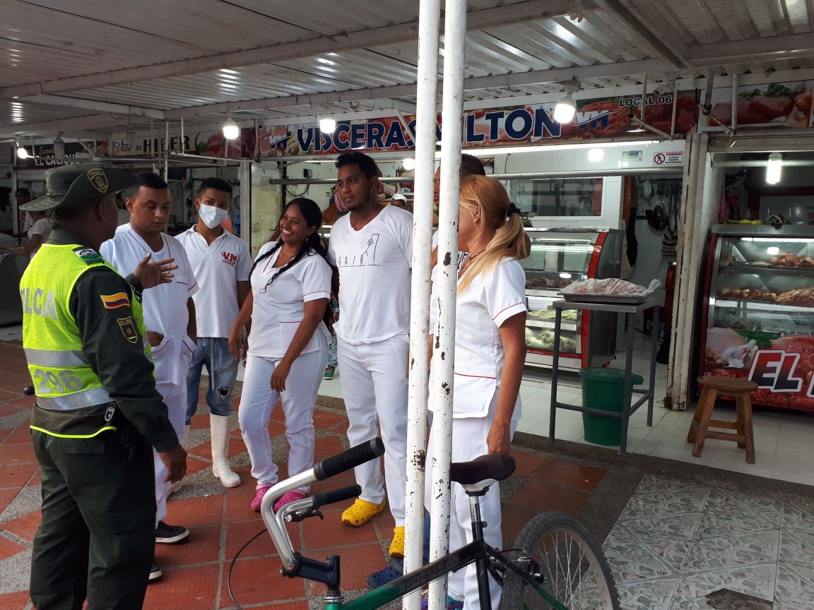 PoliciaDeCesar's tweet photo. #ProtecciónAmbiental #Cesar, realizó controles a los expendios de carnes y sus derivados, ubicados en la #Calle44 de #Valledupar, de igual manera se realiza la socialización del #Art110 de la #Ley1801.
De la mano con la comunidad consolidamos una #ValleduparSeguraYEnPaz https://t.co/5Rn3MzOeiQ