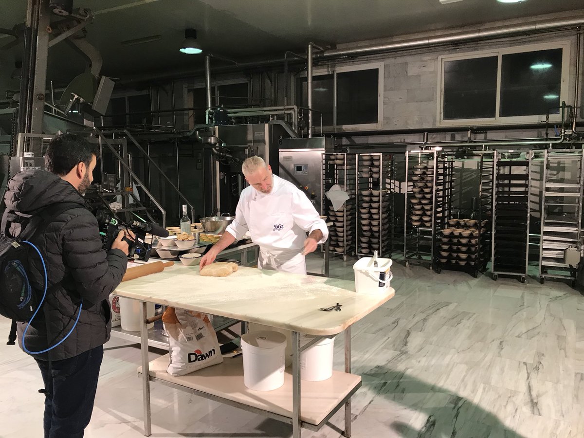 piononosantafe's tweet photo. Con @Karmen_GP , hoy enseñamos en @adirecto a hacer las Cuajadas de Carnaval 
#cuajadas #carnaval #isla #piononos #pasteleria https://t.co/Kvygzzt5hq