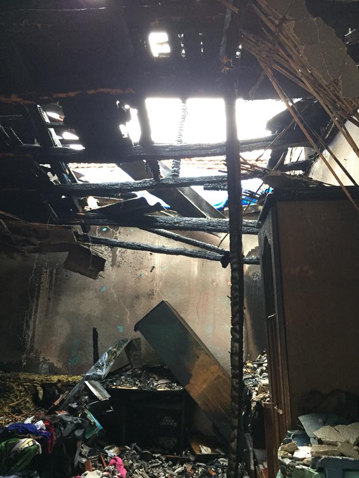 Покрај сите возбудувања со ракометот да ве замолам за да го споделите твитов.
На семејство во Ресен им изгоре куќата и останаа без покрив над глава.
Ве молам донирајте кој колку може, а еве ја и нивната сметка во халк банка 270-7000342475.45 😭😭Ако ништо друго барем споделете.