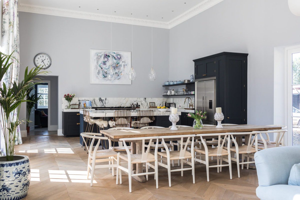 NettieHutter1's tweet photo. Check out this #kitchen with deep blue cabinets, brass accents, and open shelving. #inte... https://t.co/z1oN6HaaGo https://t.co/qkcKu3VV3y