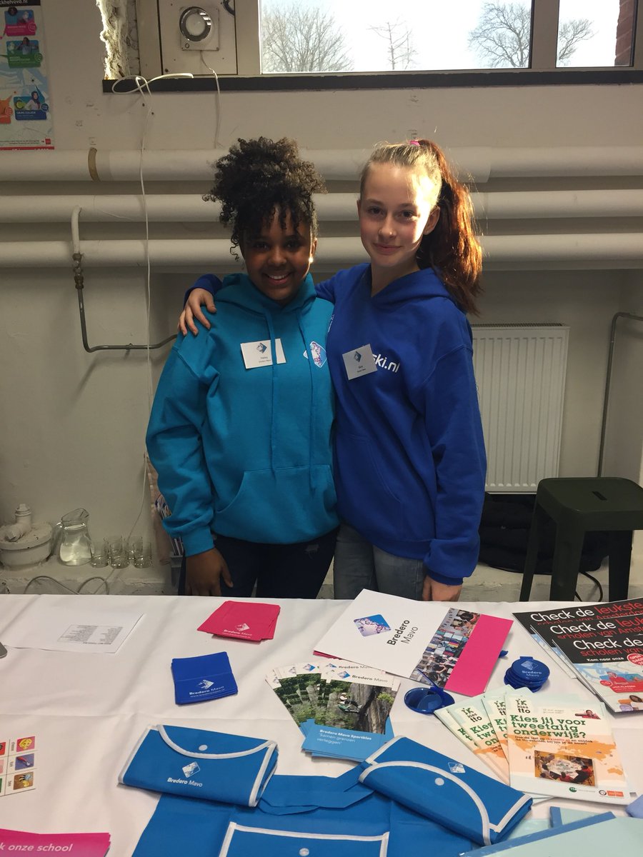Mara en Hailey ontvingen vandaag de bezoekers van de <a href="/VOvAmsterdam/">VOvA</a> Scholenmarkt. Wat kregen zij veel vragen 😅👍🏻