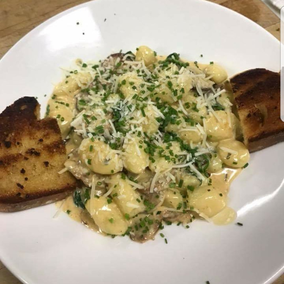 PotatoFactoryBG's tweet photo. Chef Lonnie's delicous pasta special! Gnocchi with sliced mushrooms, diced tomato, baby spinach and chorizo sausage in a white wine blue cheese sauce.

#downtowncollingwood #collingwood #potato #gnocchi #veggies #chorizosausage #whitewine #bluecheese #special #yum https://t.co/9PuIY7IYgl