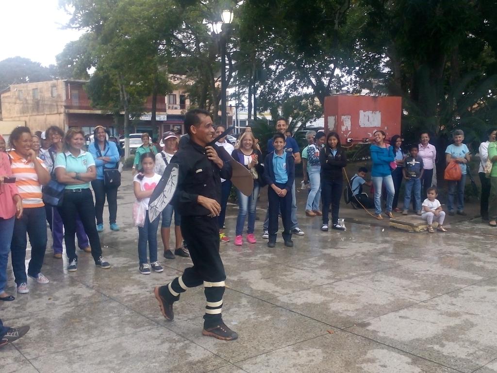 eboficinauno's tweet photo. Compartiendo el #MesDelMaestro #DocentesAnzoáteguiSomosCultura @carcast02 @CulturaAnzoat1 @HazeilMaldonado #EBO1 participando en la #TomaCultural de la #PlazaBolívar #ElTigre https://t.co/WA8ENXXJj0