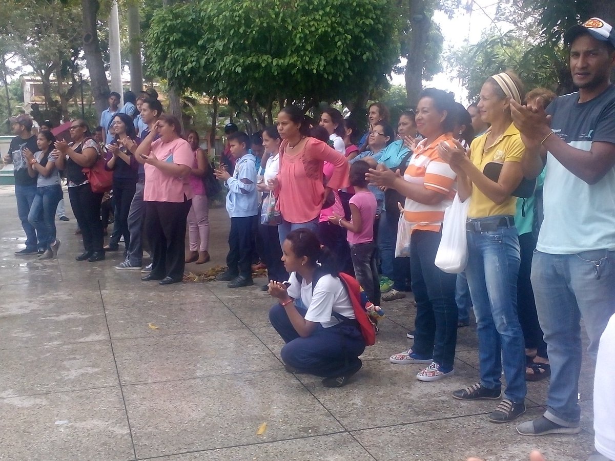 eboficinauno's tweet photo. En el #MesDelMaestro #DocentesAnzoátegui #SomosCultura #SomosTalento #SomosPaz @carcast02 @CulturaAnzoat1 @HazeilMaldonado desde #ElTigre https://t.co/xQaskLygnt