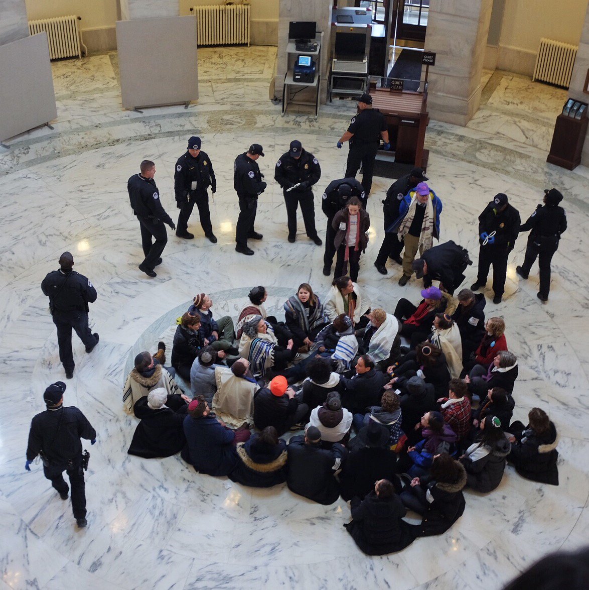 Powerful voices of Jewish faith leaders standing with DACA recipients and calling on Congress to do the right thing and pass a clean #DreamActNow.
#JewsForDreamers #LetMyPeopleStay