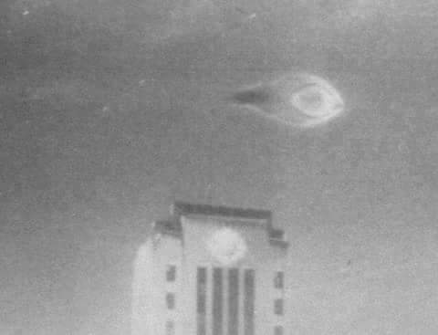 RefyTun's tweet photo. This photo was taken in Christmas time, in 1937 in Vancouver , of a mysterious strange space body
After 40 years in 1977( Petrozavodsk russia) the same ship was photographed in the same Christmas time
In 2017, again the same body appeared in los Angeles https://t.co/rtwpWONxJT