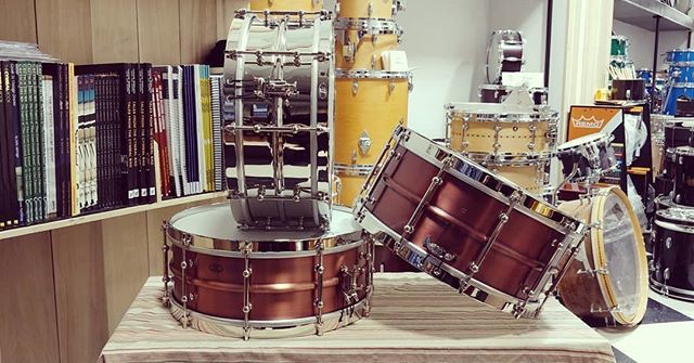 maxwelldrumshop's tweet photo. Fresh AK copper and nickel over brass snares are now in stock here in NY!! Call the shop for more details or stop in and hear them in person!
-
-
-
#drums #drumshop #akdrums #snaredrum https://t.co/pK97d8l4Zo https://t.co/TaQ2HL5VR7