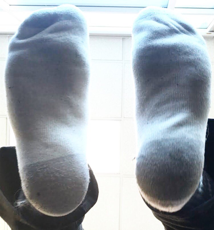 MasterBruin's tweet photo. From below #feet #socks #sub #cashfag #paypig #findom #cashmaster https://t.co/eI09ZgHYPW