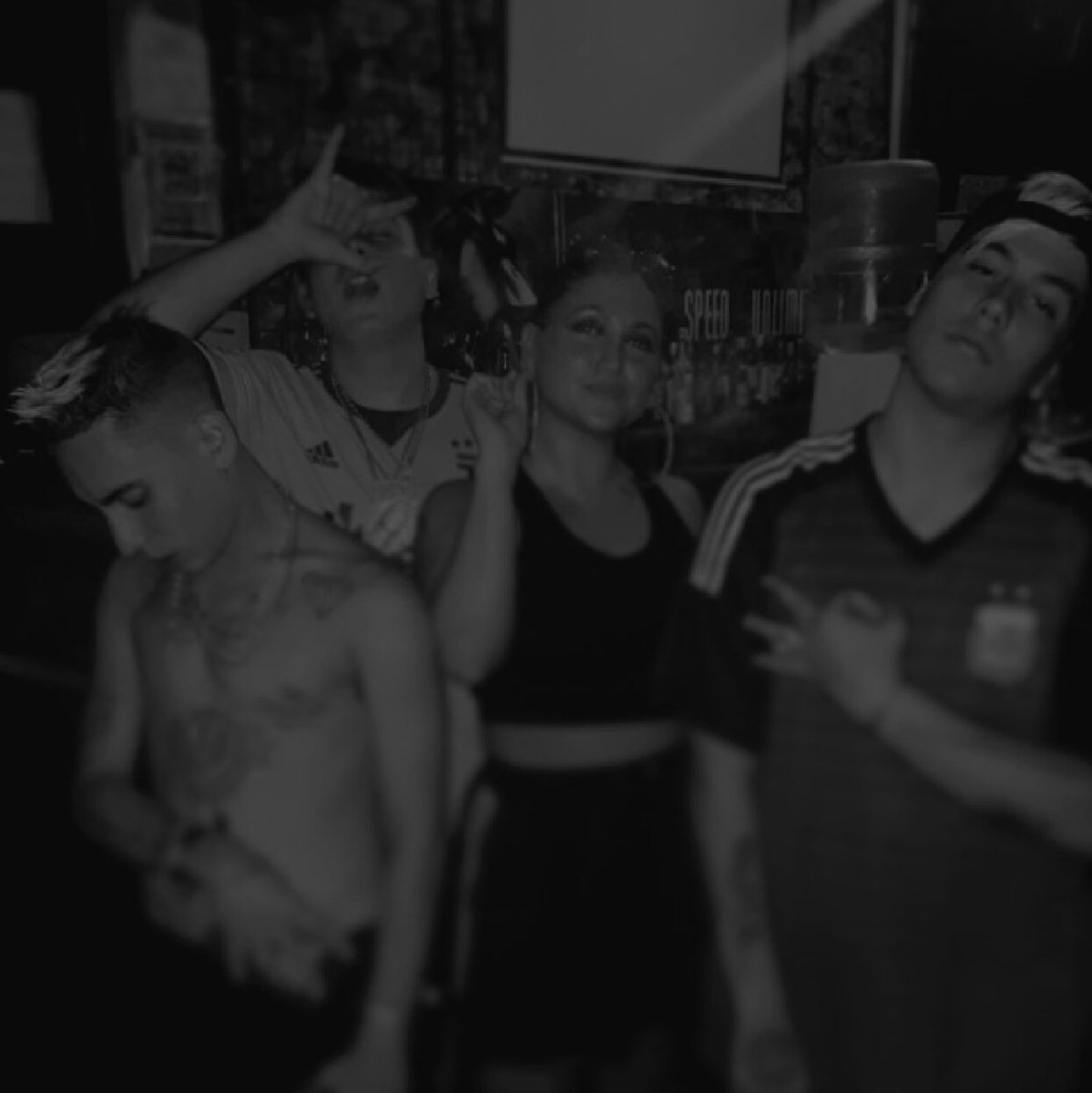 LEVELXP's tweet image. No me nombren, no los nombro. Con mis hombres a los hombros se van al sobre, yo no sobro, de pobre a rico como Rondo.