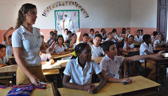 PedroPedrosoC's tweet photo. Ya están recuperadas alrededor del 90 por ciento de las unidades docentes afectadas por el #HuracanIrma en #Cuba. En septiembre último el meteoro dañó 2 274 escuelas, cifra equivalente al 21 por ciento del país. #CubaVa #CubaSocialista @CubaMINREX @YairaJR https://t.co/xk1UrEQSrX